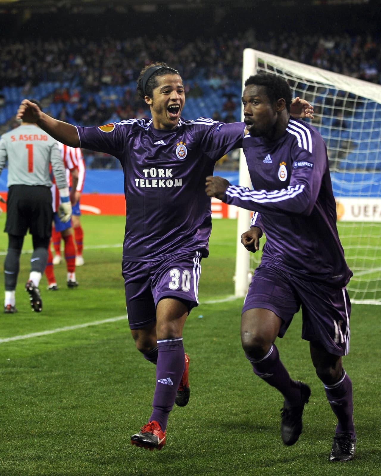 Su destino fue el Galatasaray de Turquía donde tampoco vio demasiada acción - apenas 12 partidos y ningún gol.