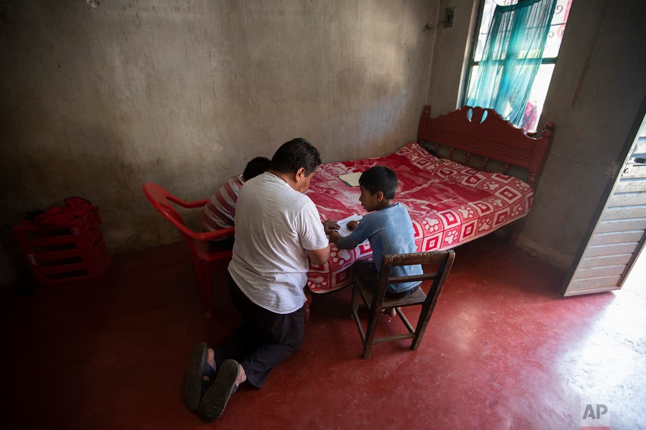 Samuel Vázquez, de 12 años,
<b>trabaja en el campo junto a su padre, una actividad que solía hacer con sus hermanos durante los fines de semana.</b> Desde que las escuelas cerraron en marzo, han trabajado de lunes a viernes, desyerbando y ayudando con los cultivos.
<br>
<br>Usando una cama como escritorio, Agustín Vázquez ayuda a sus hijos Samuel y Héctor con sus tareas escolares entregadas por maestros. “Lo intento , pero no es lo mismo que el profesor, porque soy agricultor ”, dijo Agustín.