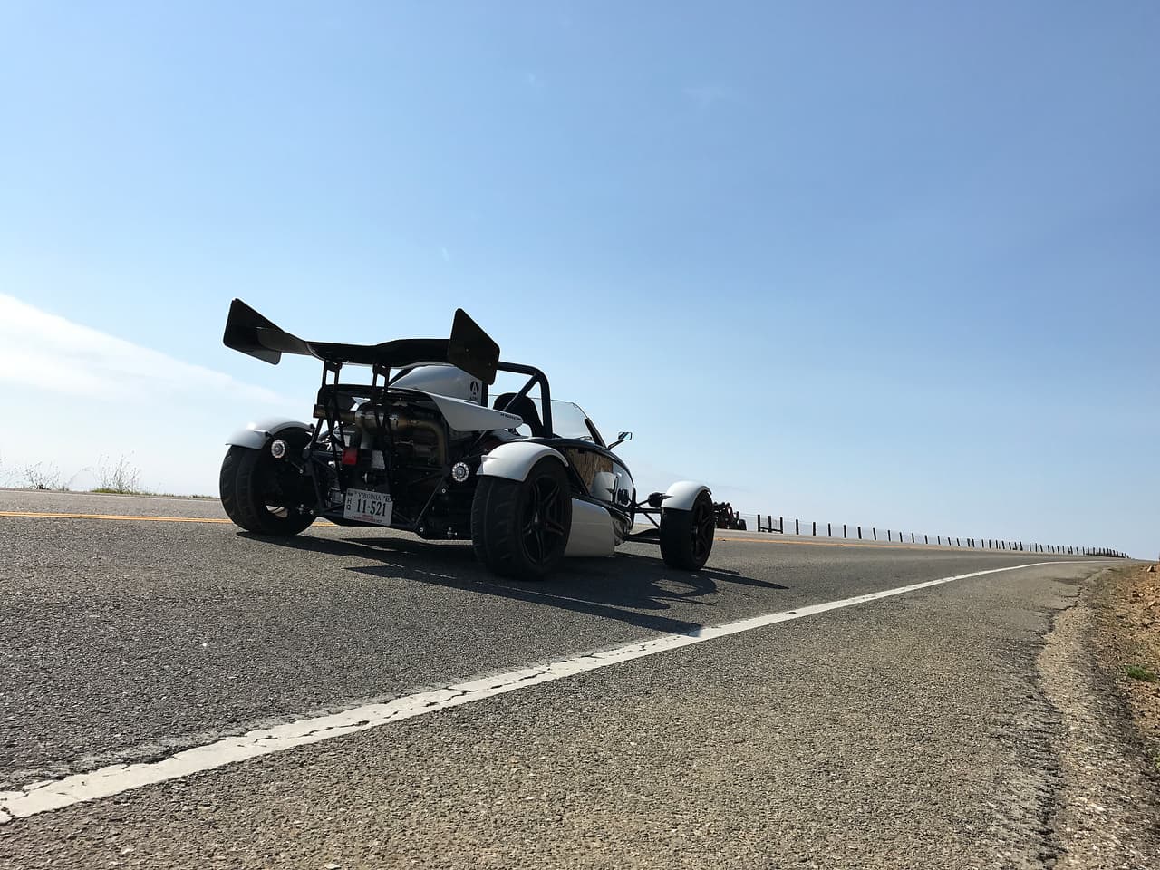 Su sistema de suspensión, frenos y electrónico de estabilidad son variables y controlados a voluntad del piloto.