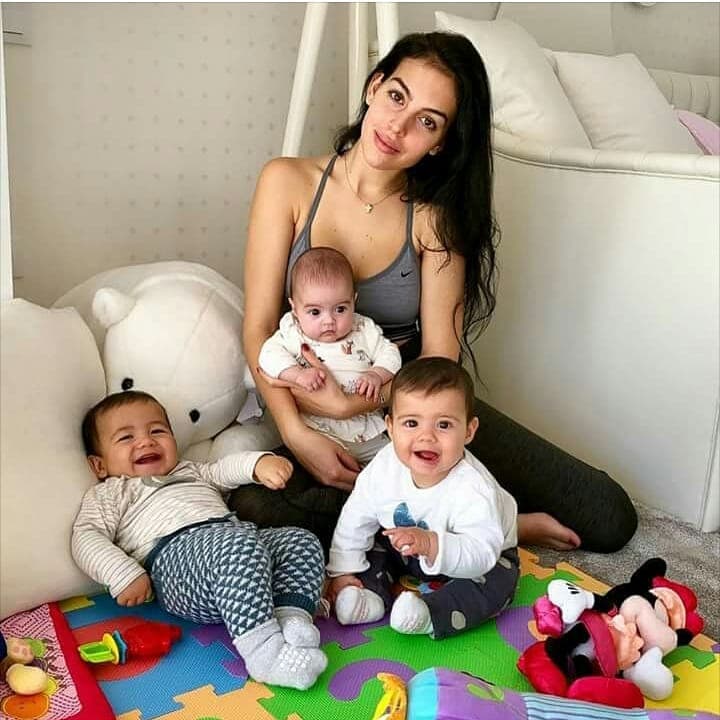 Rodríguez es madre de uno de los cuatro hijos del jugador, y es la española con más seguidores en
<a href="https://www.instagram.com/georginagio/">Instagram</a> donde comparte fotos de la familia y sus rutinas de ejercicios.