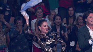 Ninel levantó bandera blanca en el baile de Danell. Bueno, más bien levantó su camisa y todas morimos de envidia. Ninel llegó en son de paz pero no por eso dejó de criticar estas cargadas que estuvieron aparatosas.