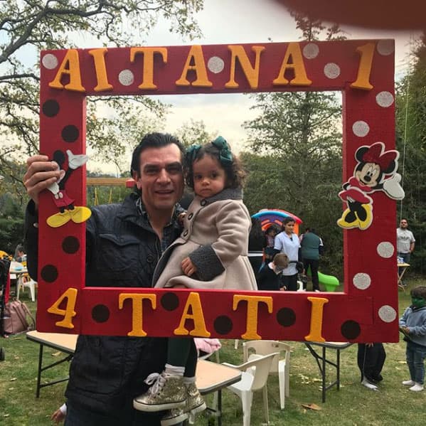 <b>Florencia</b> tiene muy buenos amigos del mundo artístico, como
<b><a href="https://www.univision.com/programas/novelas/mira-como-han-crecido-los-mellizos-de-jorge-salinas-y-elizabeth-alvarez-fotos">Jorge Salinas</a></b>, quien asistió a la fiesta infantil con sus mellizos. Aquí lo vemos con
<b><a href="https://www.univision.com/programas/novelas/mira-como-han-crecido-los-mellizos-de-jorge-salinas-y-elizabeth-alvarez-fotos">Máxima</a></b>.