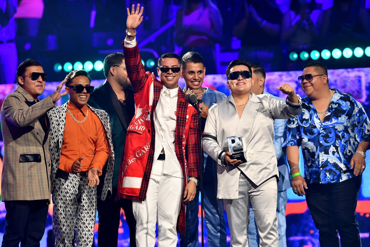 El
<b>Grupo Firme</b> obtuvo el premio de la categoría
<b>Grupo o Dúo Favorito del Año</b>. Los integrantes aprovecharon la oportunidad frente al micrófono para agradecer a sus fans.