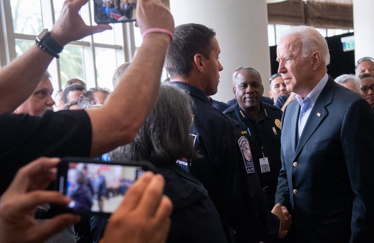 <a href="https://www.univision.com/temas/joe-biden"><u>Joe Biden</u></a> saludando a los socorristas que realizan las labores de rescate en las ruinas del edificio que colapsó en Surfside, Florida. El presidente ofreció consuelo a los afectados y apoyo federal a los esfuerzos en curso para buscar a los desaparecidos en la tragedia.