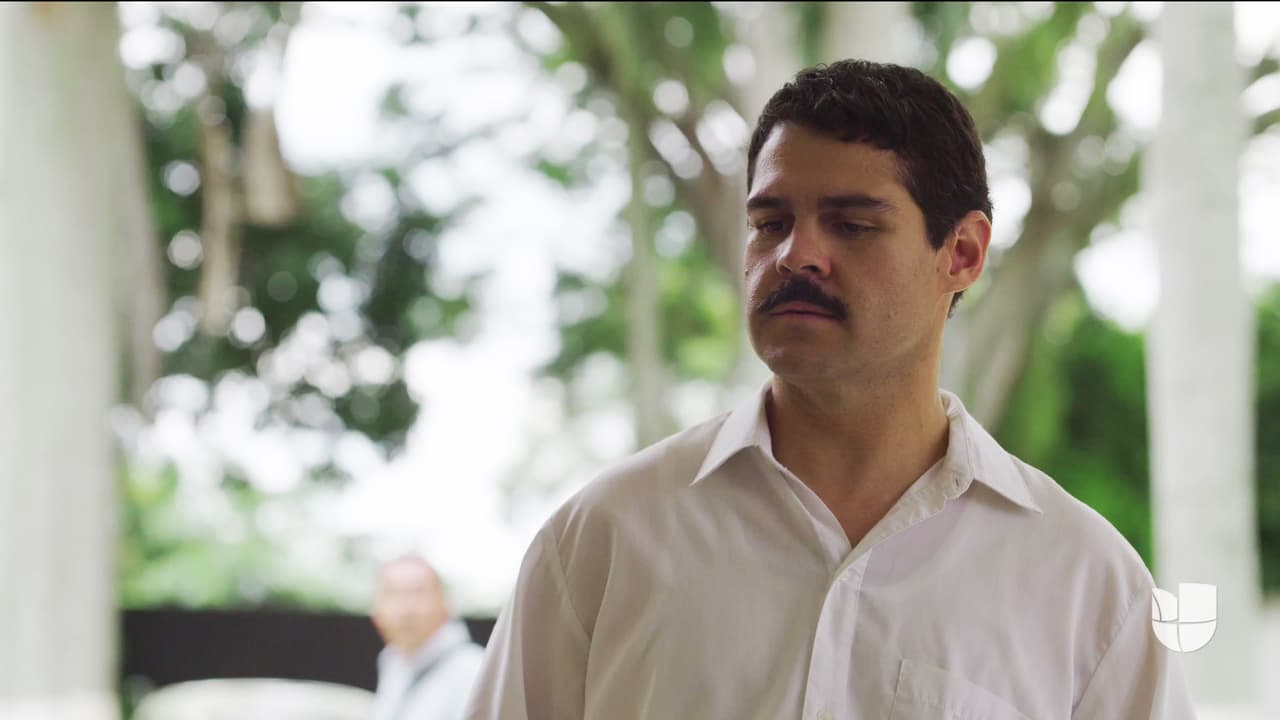 Desafiando al propio Miguel Ángel y al capo colombiano
<b><a href="http://www.univision.com/series/el-chapo/el-chapo-pablo-escobar-puso-a-prueba-el-poder-de-el-chapo-para-traficar-su-droga-escena-del-dia-video">Pablo Escobar, demostró que era capaz de traficar grandes cantidades de cocaína desde Colombia hasta Estados Unidos</a></b>.