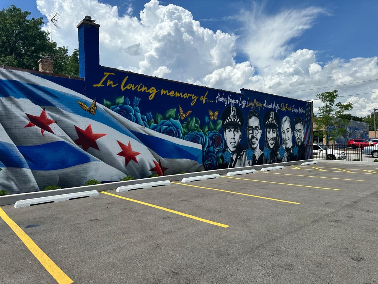 Coronado, quien creció en esta misma comunidad del suroeste de Chicago, transformó la fachada de un edificio comercial en un lienzo de memoria colectiva. En la obra aparecen los rostros en blanco y negro de los oficiales Andrés Vásquez Lasso, Luis Huesca, Areanah Preston, Ella French y Enrique Martínez, acompañados de símbolos y elementos que representan aspectos personales de cada uno de ellos.