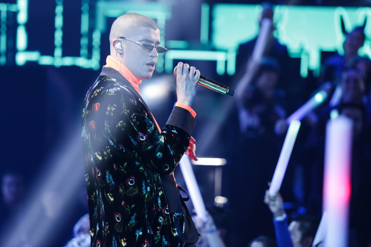 "Porque todos te quieren probar, lo que no saben es que no te dejas llevar de cualquiera. Y todos te quieren probar. Lo que no saben es que hoy yo te voy a buscar", cantó Bad Bunny.