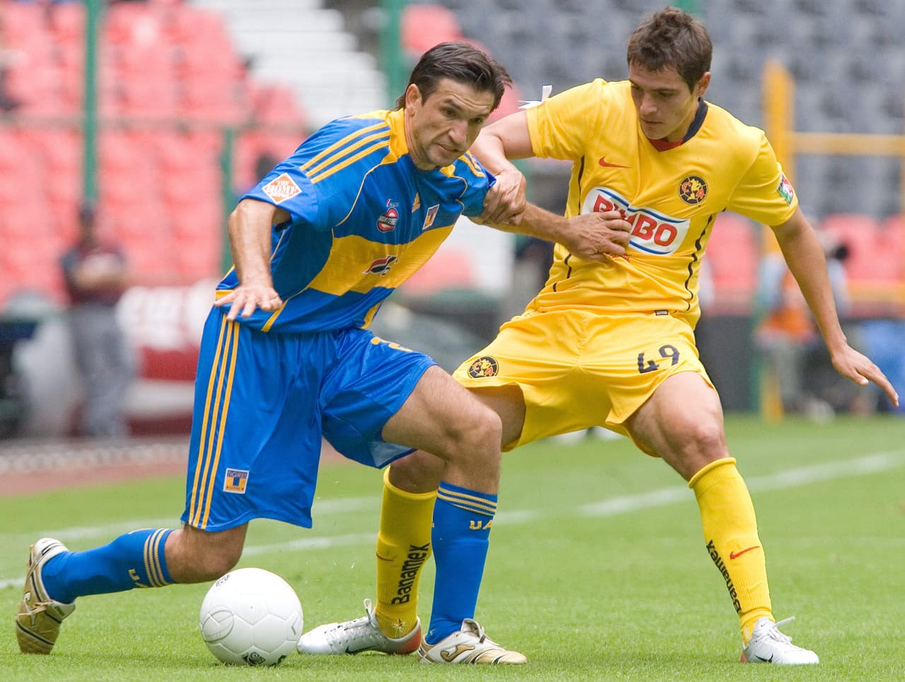 Con 21 años, el defensor de padre griego y madre mexicana debutó en Primera División vistiendo la camiseta del América.