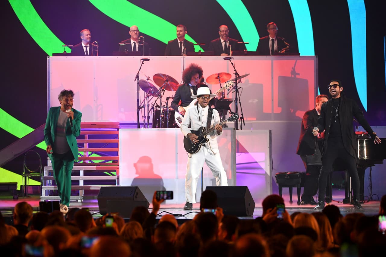 Para poner fin a ese segmento de apertura, los roqueros Fito Paez, Draco Rosa y Beto Cuevas recordaron a Gustavo Cerati (1959-2014), con 'Música ligera'. Ricky Martin, conductor de la gala, se les unió en los versos finales, concluyendo con "gracias totales".