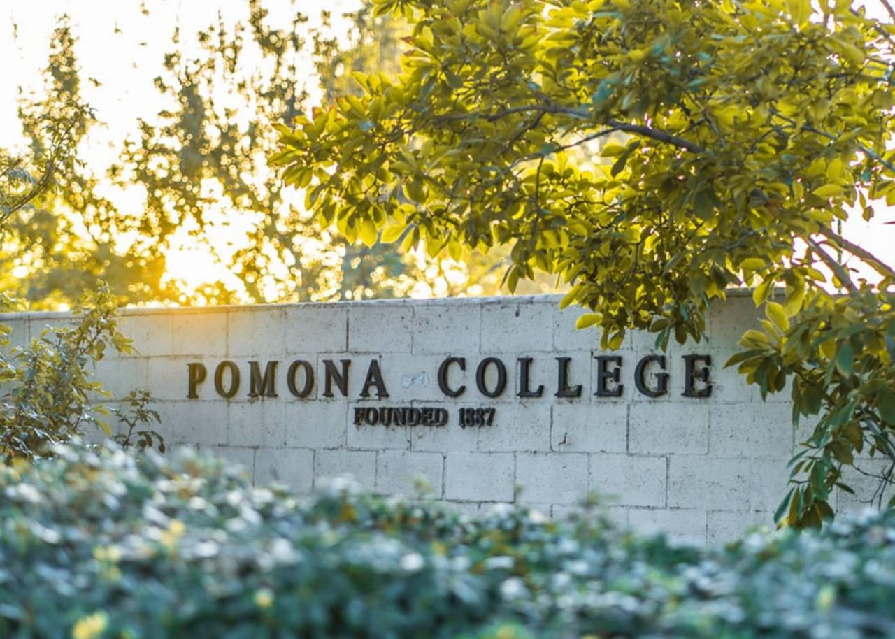 <b>Pomona College (38º a nivel nacional)</b>
<br>
<b>Costo estimado anual sin ayuda financiera: </b>$73,600
<br>
<b>Costo estimado anual con ayuda financiera: </b>$17,700
<br>
<b>% estudiantes obtienen becas: </b>61%
<br>
<b>% graduación:</b> 94%
<br>
<b>Salario promedio anual estimado:</b> $56,600