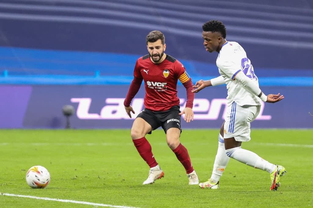 Con dobletes de Karim Benzema y Vinicius Junior, el Real madrid camina a la victoria 4-1 sobre el Valencia.