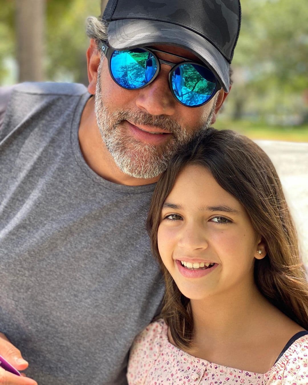 "
<b><a href="https://www.univision.com/entretenimiento/celebridades/mayrin-villanueva-confiesa-que-hay-algo-que-no-soporta-de-eduardo-santamarina-fotos" target="_blank">(Es) papá celoso</a></b>, él dice que 'no'", compartió la artista, pero luego fue más allá.
<br>