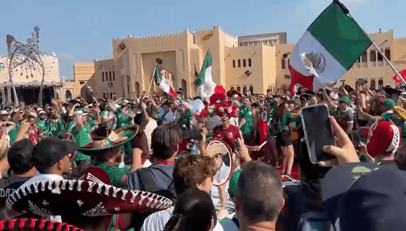 La bandera mexicana es lo único que se ve fuera y dentro del estadio en la ciudad de Qatar.
