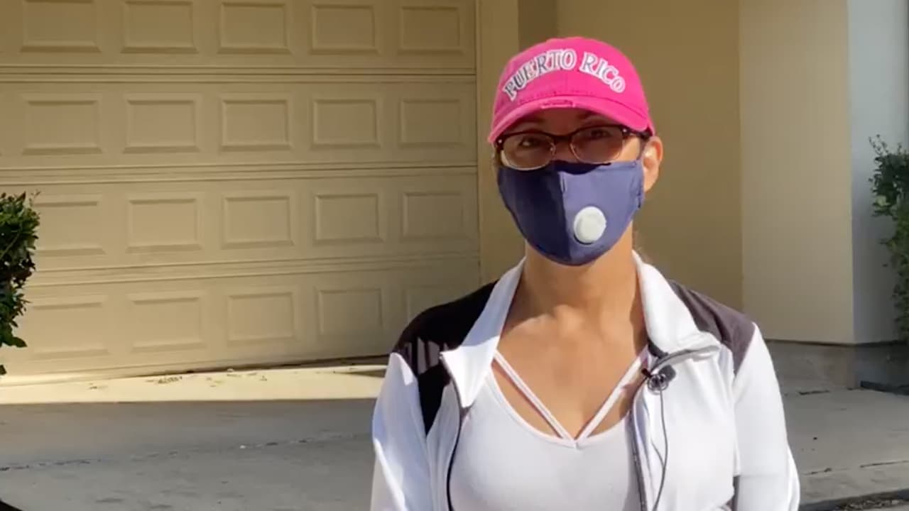 Esta enfermera fue diagnosticada con coronavirus a finales de marzo, su esposo también resultó positivo. Hoy han sido dados de alta y se preparan para el reencuentro con su familia.