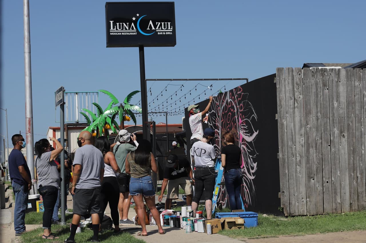 Varias personas se congregaron para apreciar el trabajo del artista y apoyar a la joven fallecida.