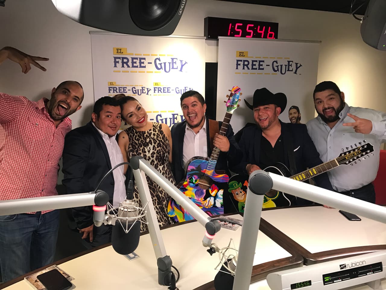 El Compa Ivan, El Tambochi y La Bronca se tomaron fotos, cantaron y hablaron de todo un poco con el compositor sinaloense.