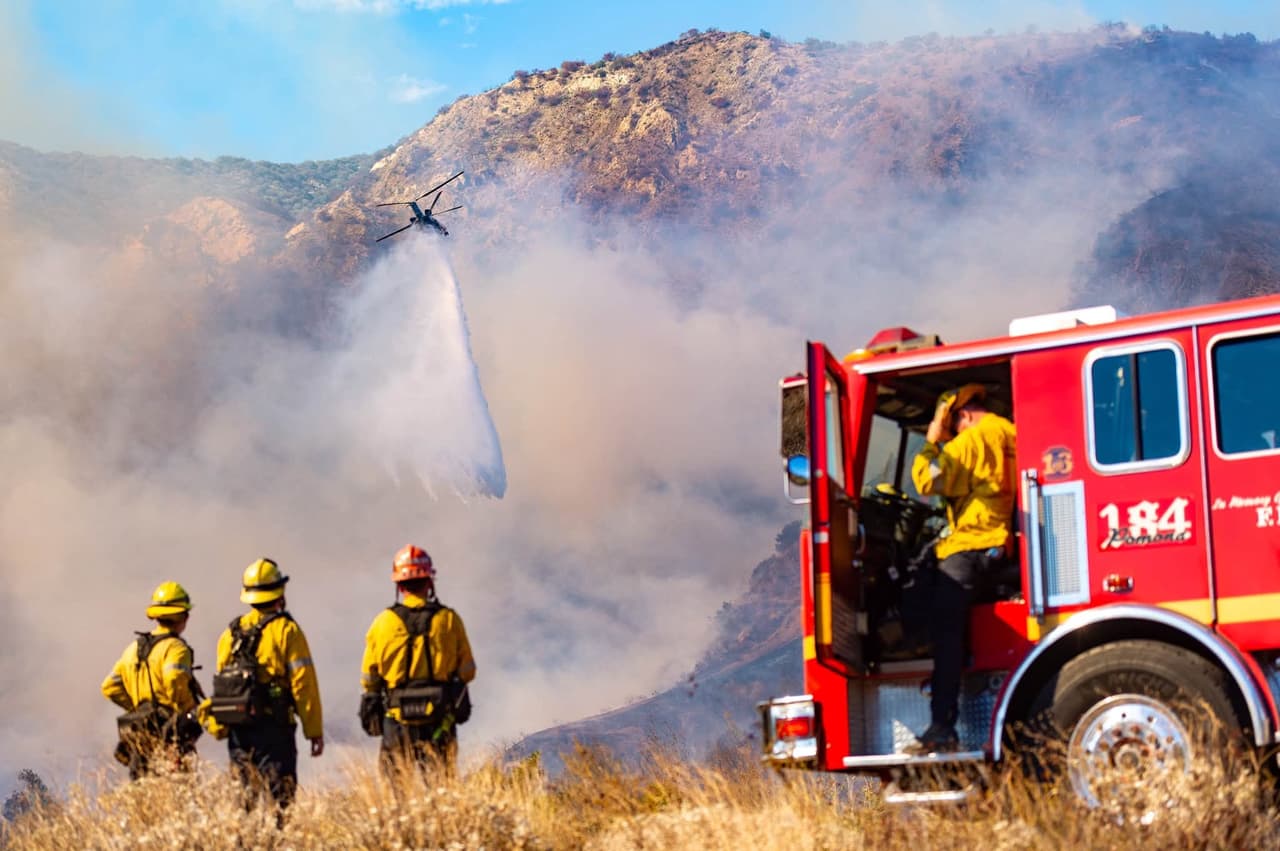 La vegetación seca en las laderas y los terrenos abiertos de Malibú representa combustible para el fuego. Cuando se combina con fuertes ráfagas, un incendio puede avanzar con rapidez y amenazar áreas alejadas del punto donde comenzó.