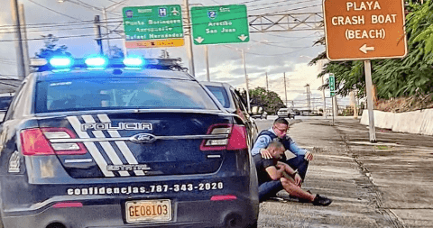 La historia detrás de la foto viral de un policía que consuela a un hombre en la vía