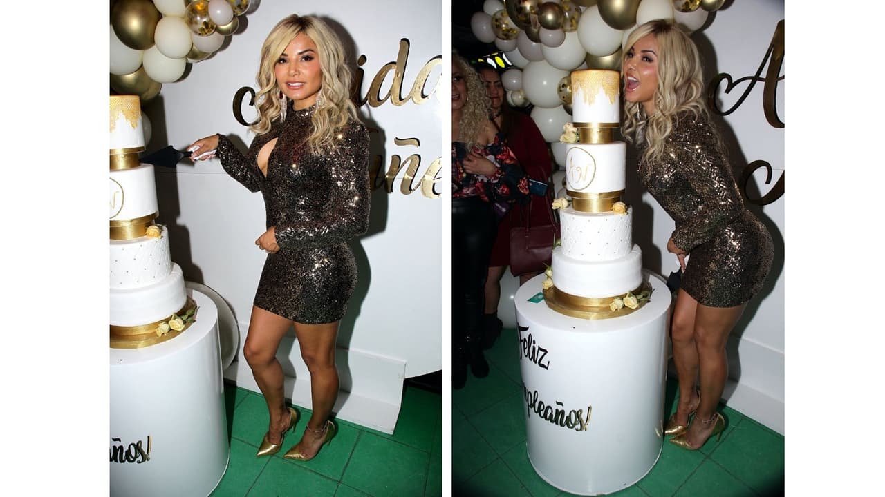 Su pastel de cuatro pisos fue el cómplice ideal para una serie de fotografías en donde la actriz no sólo sonrió a la cámara, sino también simuló darle la tradicional “mordida”, una costumbre mexicana en las fiestas de cumpleaños.