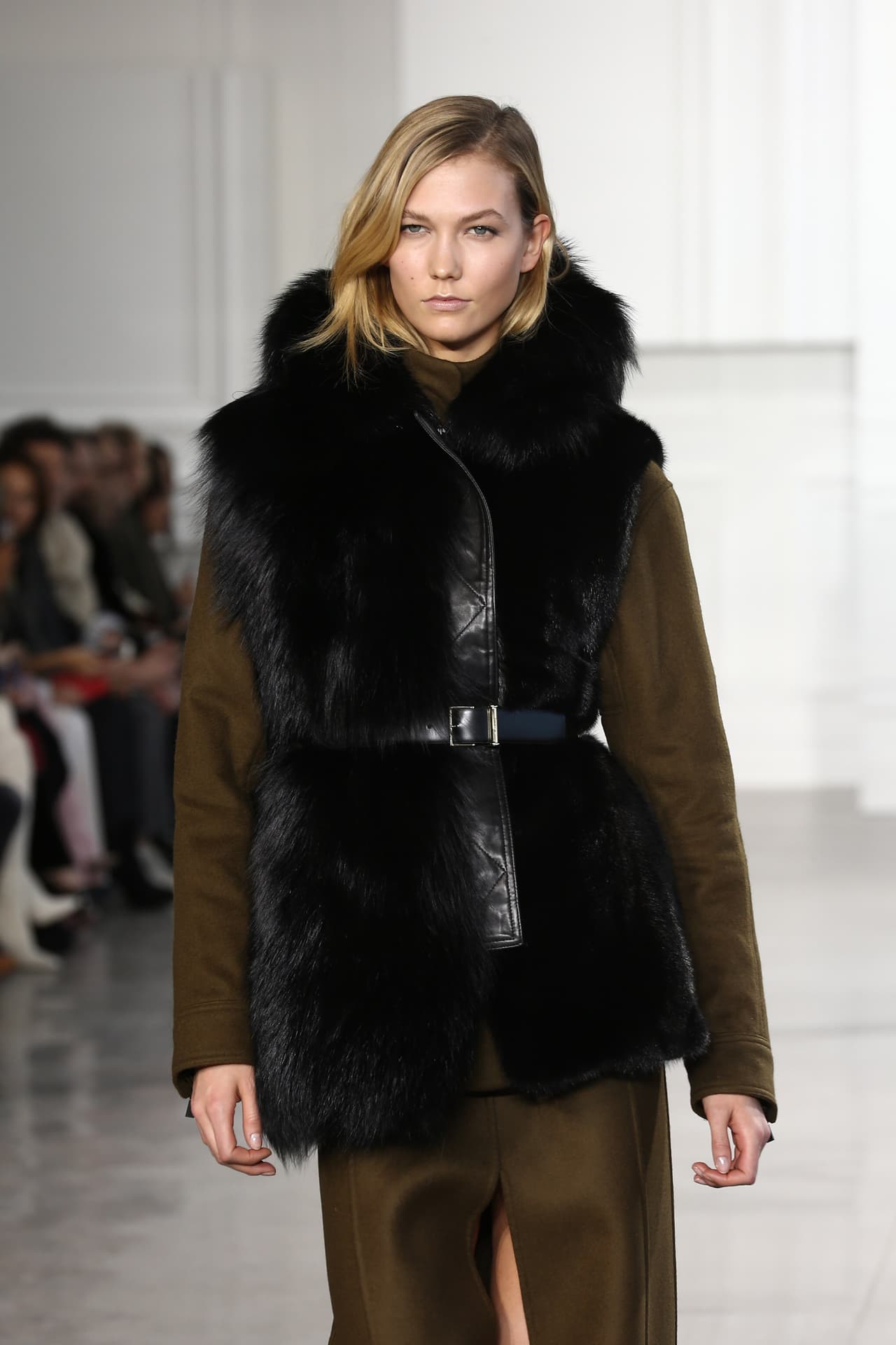 También trabajó al lado del diseñador chino Jason Wu, en donde salió pisando con fuerza y energía.