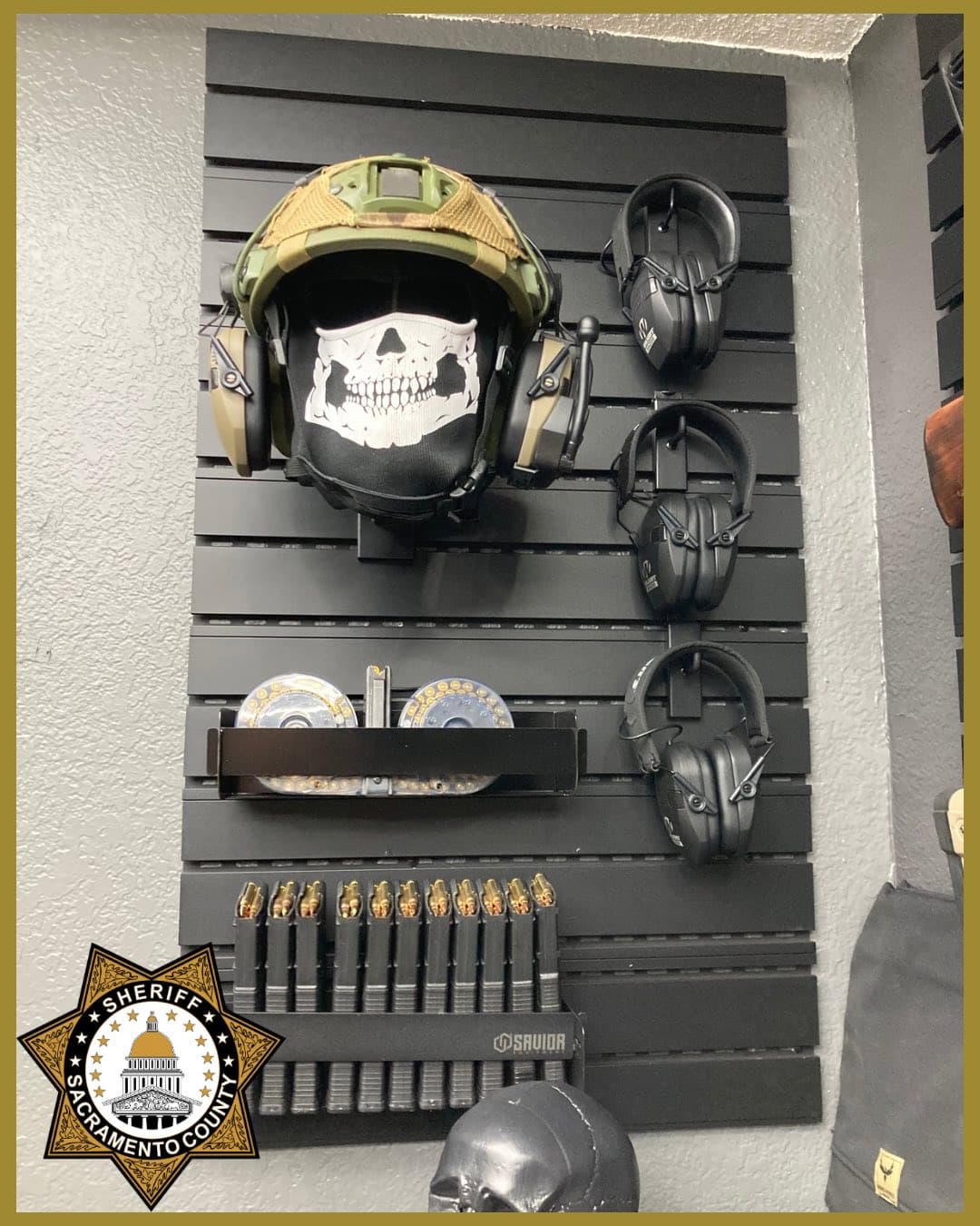 Durante otros contactos, afirmó tener servicio militar previo, aunque se determinó que nunca lo tuvo. Muran también expresó interés en unirse a las fuerzas del orden.