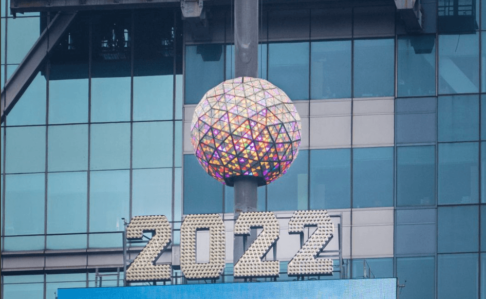 En el caso de la bola, sus cristales varían en tamaño y varían en longitud: tienen desde 4 ¾ pulgadas a 5 ¾ pulgadas por lado.
<br>
<br>
<br>