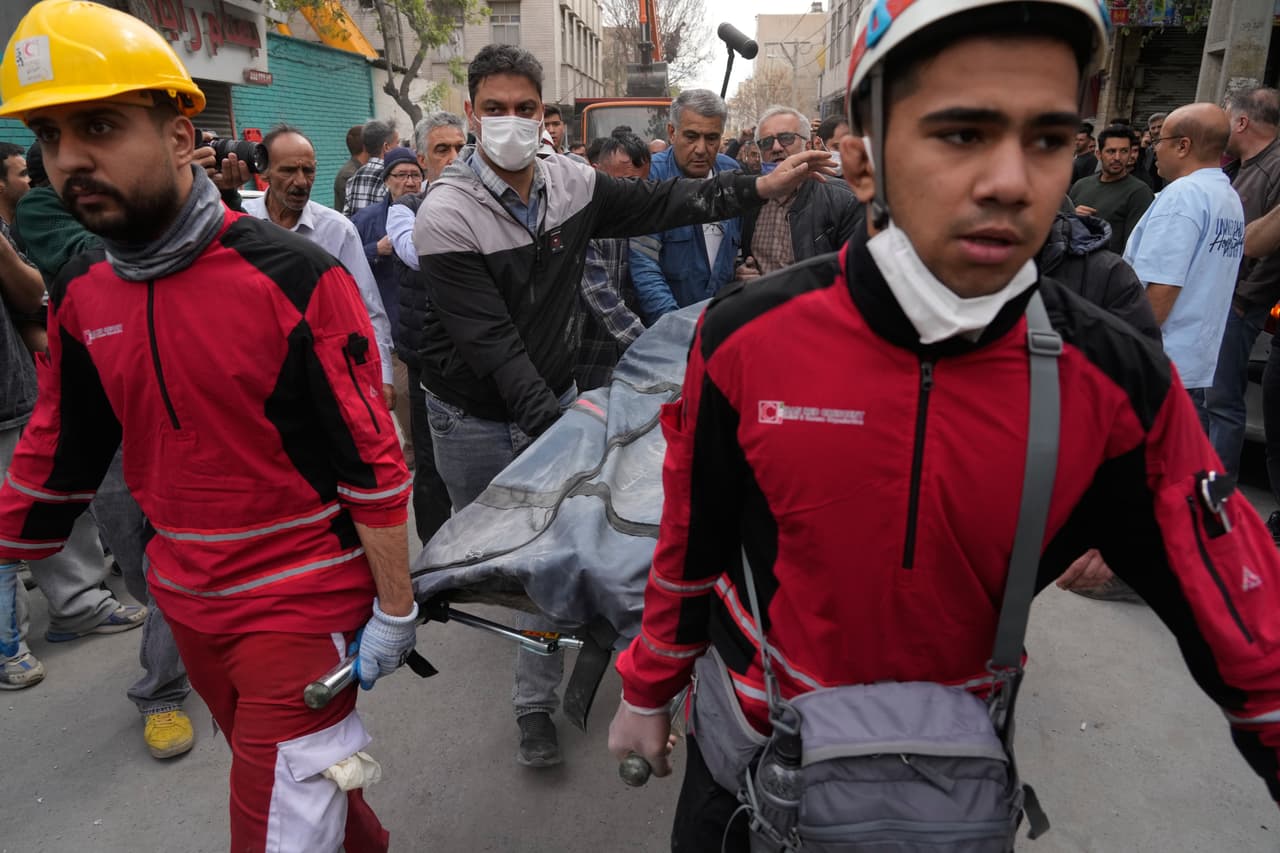 Rescatistas llevan un cuerpo luego del ataque en Teherán el 27 de marzo de 2026.