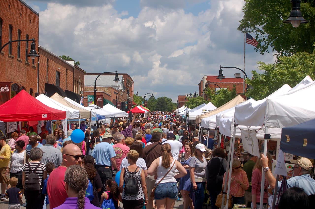 La edición 40 del
<b><a href="https://wakeforestchamber.org/meetinthestreet">Meet in the Street Festival</a></b> está programada para el sábado 7 de mayo de 2022 de 10 am a 4 pm en el centro de Wake Forest.