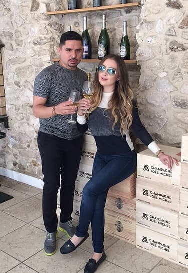 En ese entonces ¡Kenia era menor de edad! Pero eso no importó, pues ambos estaban muy enamorados y él la respetó siempre.