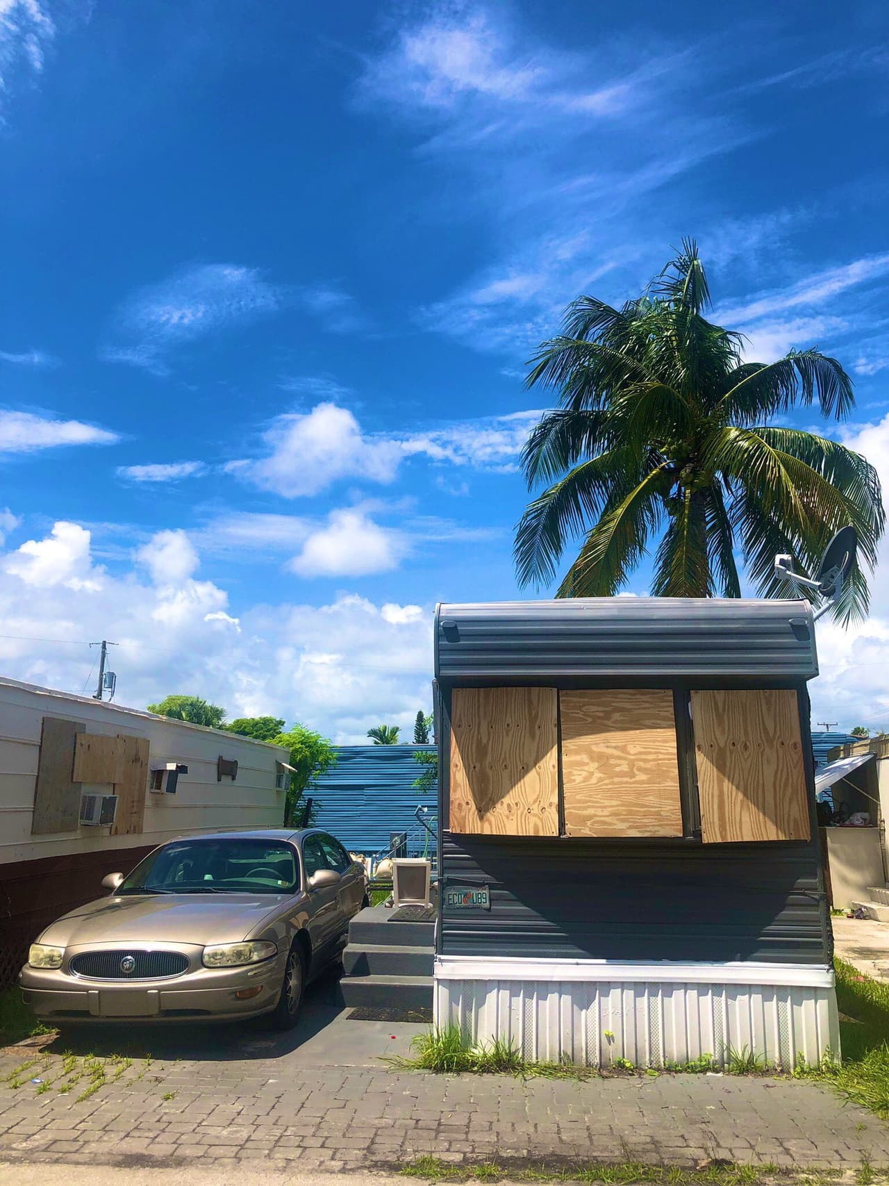 Así que los vecinos tienen que proteger sus trailas e irse donde familiares y amigos o esperar a que abran los albergues.