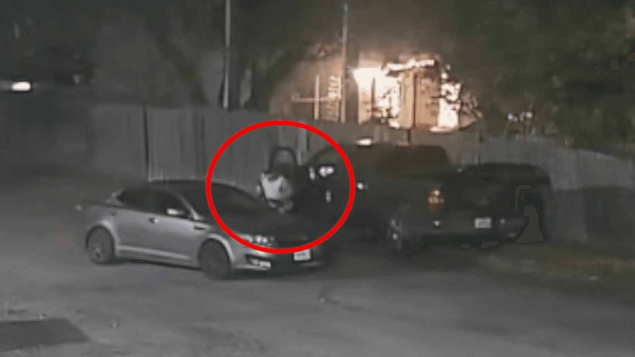 <h2 class="cms-H2-H2"><b>Ramón confiesa a la policía haber ayudado a Christopher, dice la orden de arresto</b></h2>
<br>Según la orden de arresto, cuando la policía habló con Ramón, él dijo a las autoridades que asistió a su hijo en un lugar donde fueron captados en una cámara de seguridad, cerca de donde encontraron los cadáveres de Savanah y Matthew. Este lugar era un complejo de apartamentos.