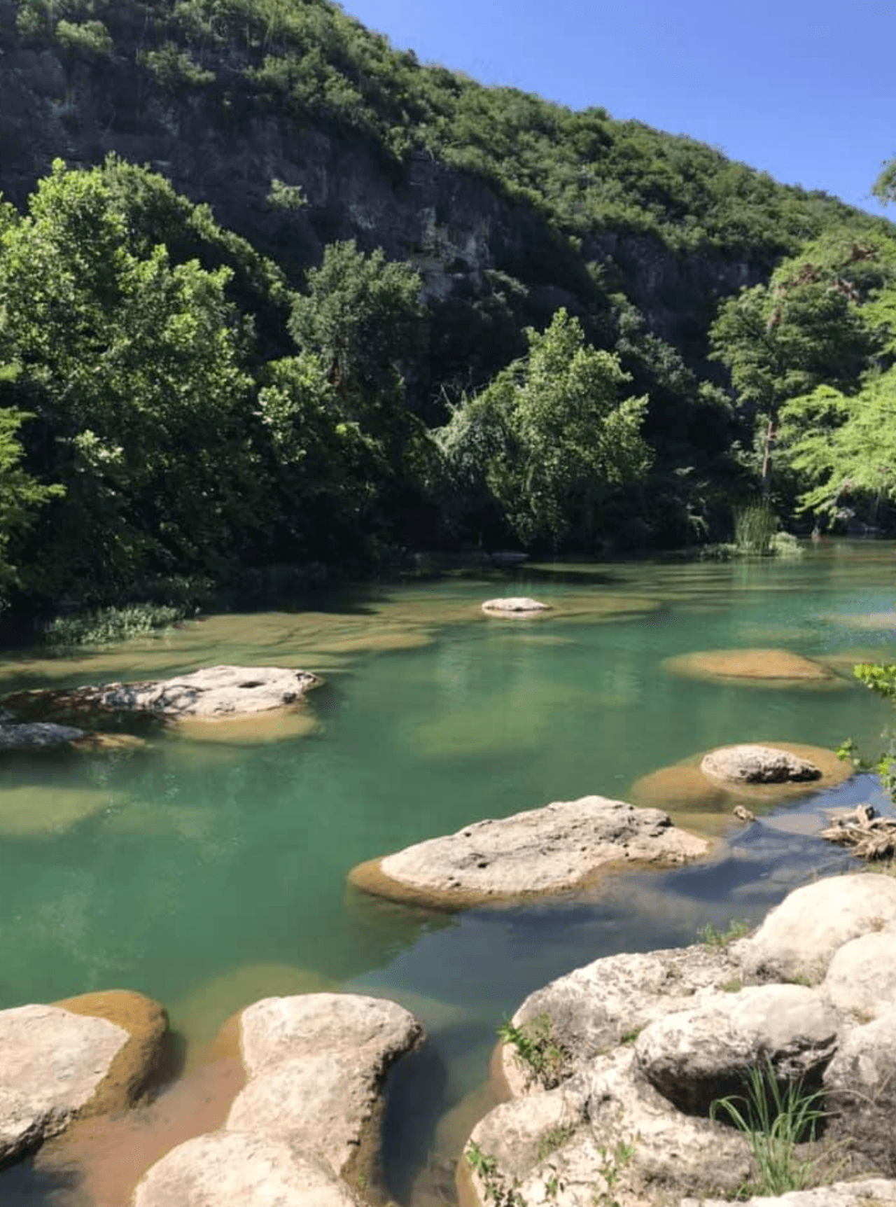 Está ubicado a 35 millas al oeste de San Antonio.