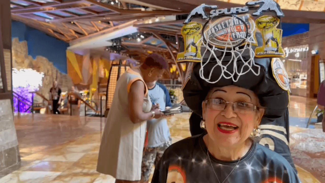 Otras personas le pedían fotografías de su atuendo celebrando los mejores momentos de los Spurs.