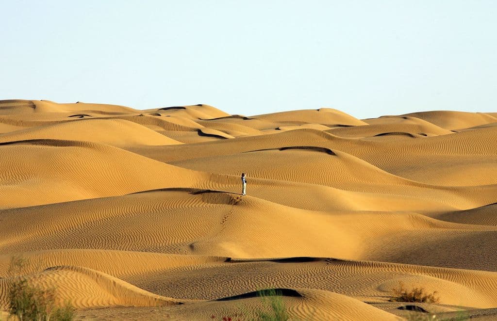 El desierto de Taklimakan, cerca del condodado de Yutian, en la región autónoma china de Xinjiang Uygur es donde se encuentran las Montañas Flameantes. Cuenta con temperaturas del aire de hasta
<b>122ºF (50ºC)</b>. En 2008, la temperatura más alta de la superficie terrestre del año fue alcanzó un récord de 152.06º (66.7ºC).