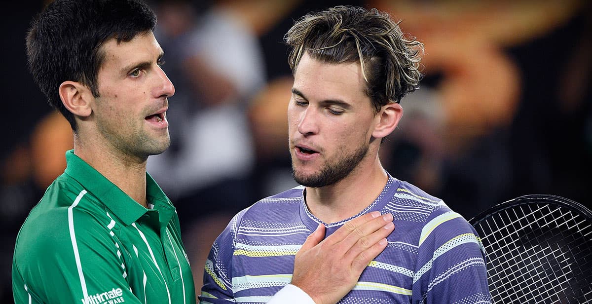 El serbio Novak Djokovic recibe las felicitaciones del austriaco Dominic Thiem tras haber ganado la final del Australian Open en 2 de febrero de 2020.