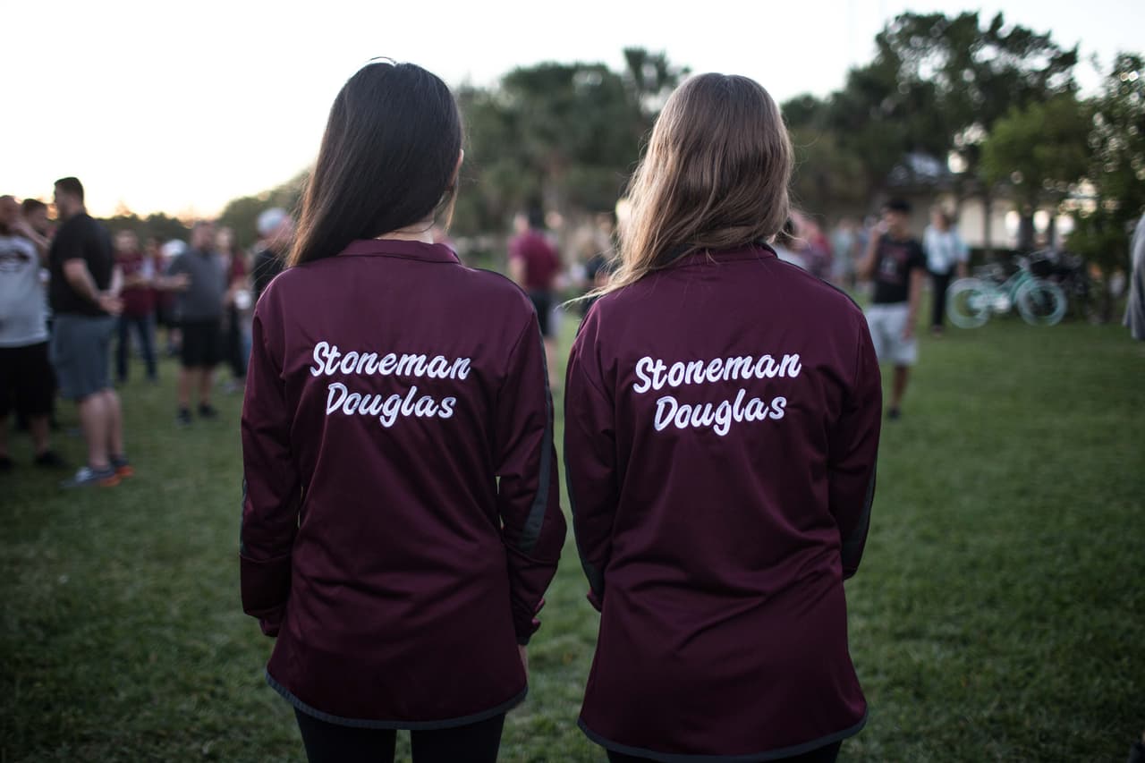 Asha Advani, de 13 años, y Sophia Squiccirini, de 14, llevaron el suéter de su grupo de "color guard", un deporte que practicaban con una de las alumnas de la escuela secundaria que falleció en el tiroteo. "Ahora tendremos que caminar en esos pasillos y nunca será lo mismo. Ahora representamos algo terrible que pasó. Ahora será: '¿de dónde eres, de Parkland?' Antes nadie sabía qué era y ahora todo el mundo sabrá qué es".