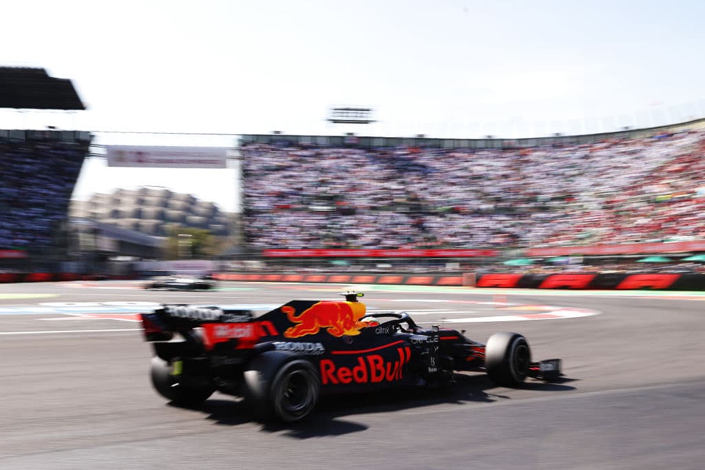 Red Bull hace el 1-3 con Max Verstappen en primer lugar y Sergio Pérez en tercero durante el Gran Premio de México en la Formula 1. Lewis Hamilton se quedó con la segunda posición durante la carrera. El mexicano logró subirse al podio en se casa.
