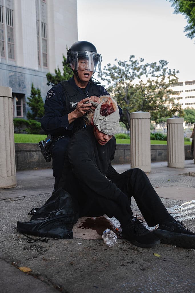 En medio del caos, como lo describió la alcaldesa de Los Ángeles, Karen Bass, oficiales del Departamento de la Policía de Los Ángeles (LAPD) prestaron auxilio a manifestantes heridos en incidentes, como en este caso, con la unidad equina.
