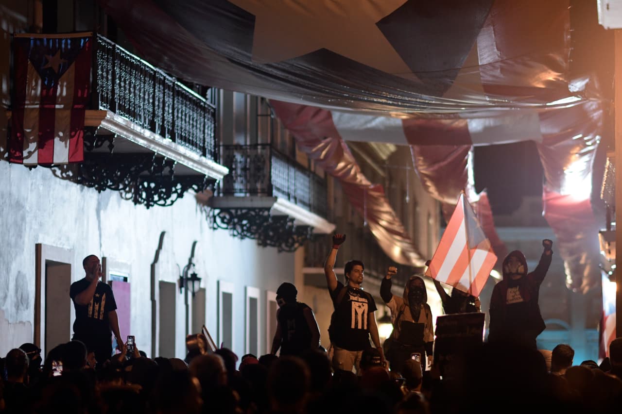 Algunos manifestantes también pidieron la renuncia del presidente del Senado, Thomas Rivera Schatz.