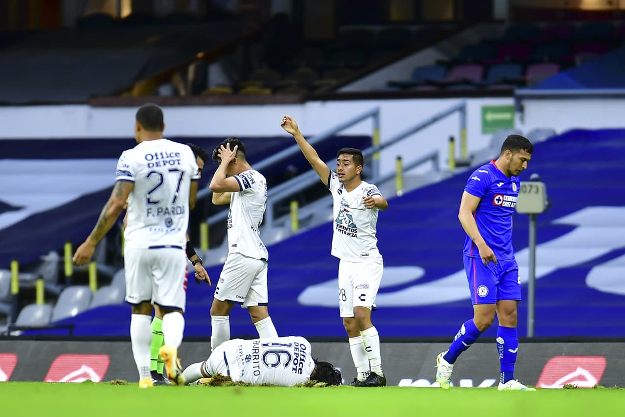 El capitán del Pachuca, Jorge ‘el Burrito’ Hernández, realizó una barrida para interceptar el balón pero al hacer eso, el tobillo se le atoró en el césped.