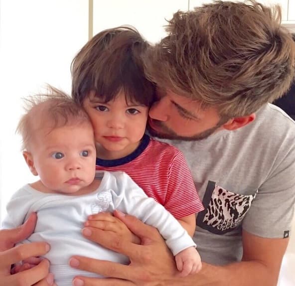 Milan tiene más parecido a mamá, sobre todo en la mirada, mientras que Sasha se parece a su papi.