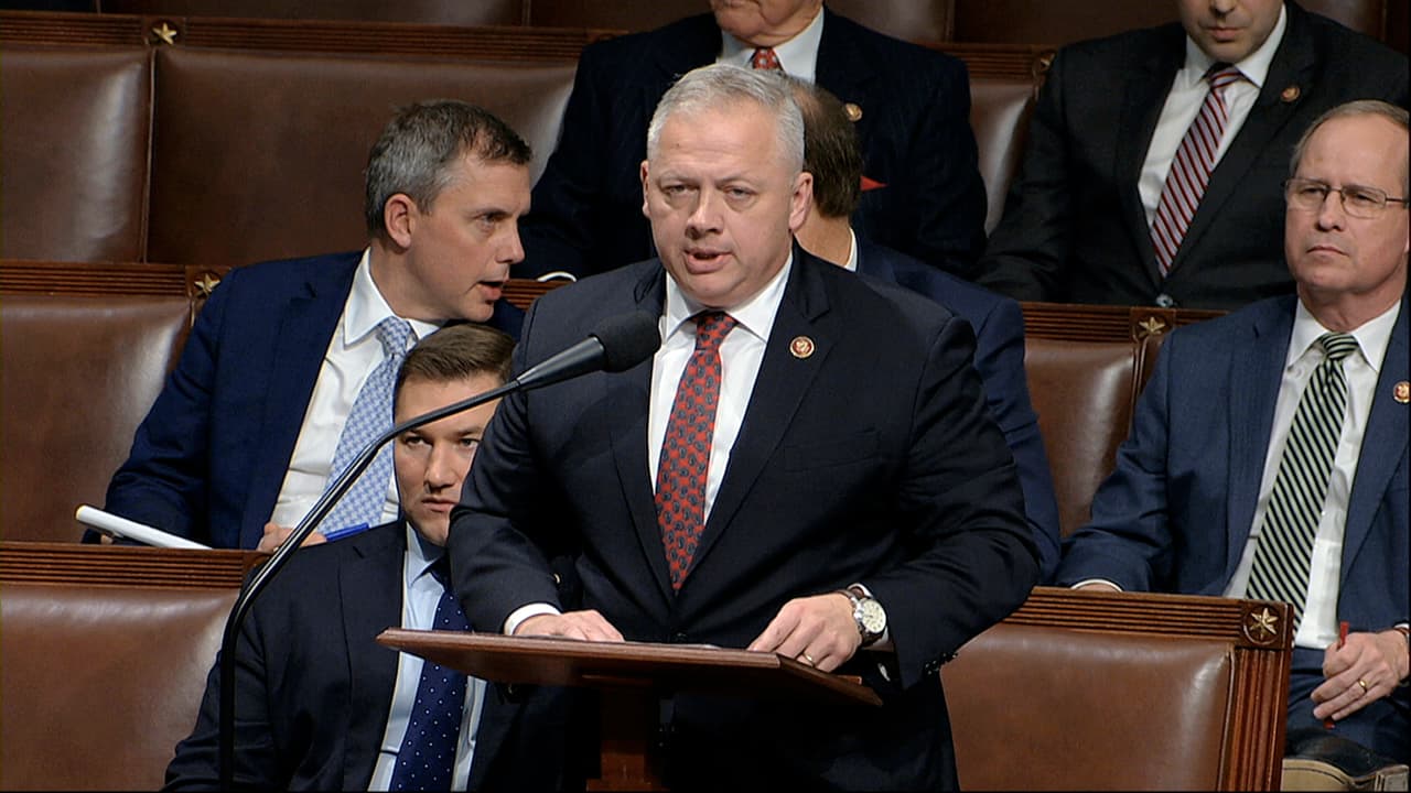 El representante Denver Riggleman, republicano por Virginia, habla mientras la Cámara de Representantes debate los artículos de acusación contra el presidente Donald Trump en el Capitolio en Washington, el miércoles 18 de diciembre de 2019.