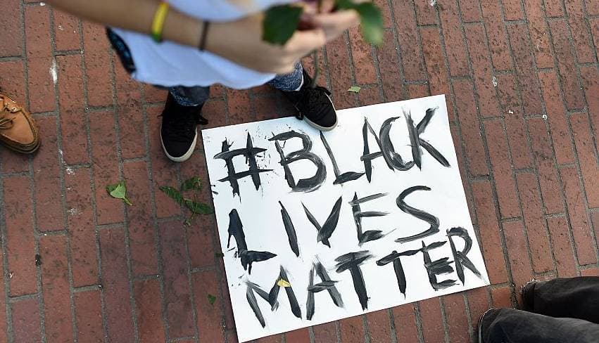 Decenas de personas protestan cerca de la casa del alcalde de Los Ángeles por cuarto día consecutivo