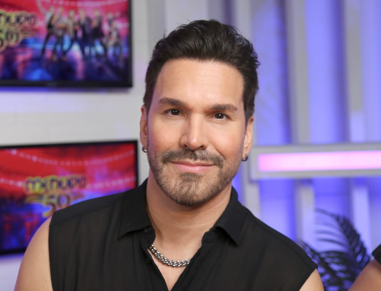Robert Avellanet fue integrante de Menudo entre
<b>1988 y 1991 </b>y ahora enfrenta el reto de regresar a las coreografías del grupo. Los ensayos comenzaron semanas antes de la gira y han requerido un intenso trabajo físico. Avellanet contó que el entrenamiento ha provocado dolores musculares mientras los integrantes recuperan la condición necesaria para cantar y bailar.