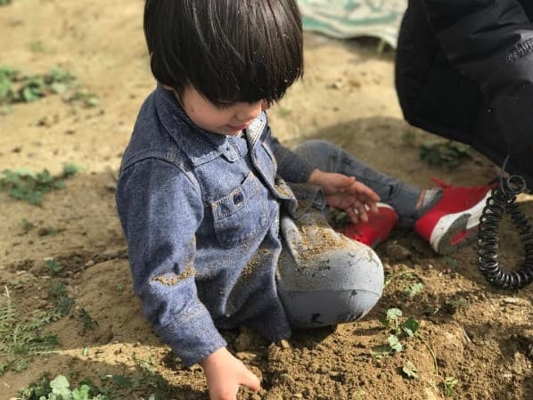 Matteo es un niño muy juguetón y un poco travieso, se divierte de lo lindo en la tierra.