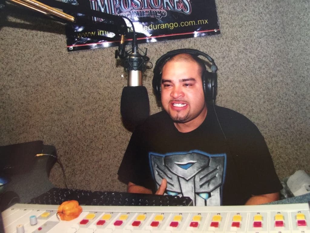 <a href="http://www.univision.com/temas/raul-molinar-el-pelon">Raúl</a>, perdió una apuesta y tuvo que comer chiles habaneros en Odessa.