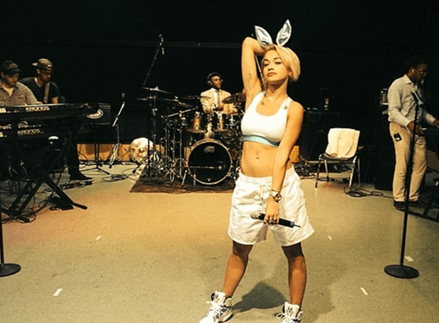 “Feliz Día de Pascuas”- Rita Ora.