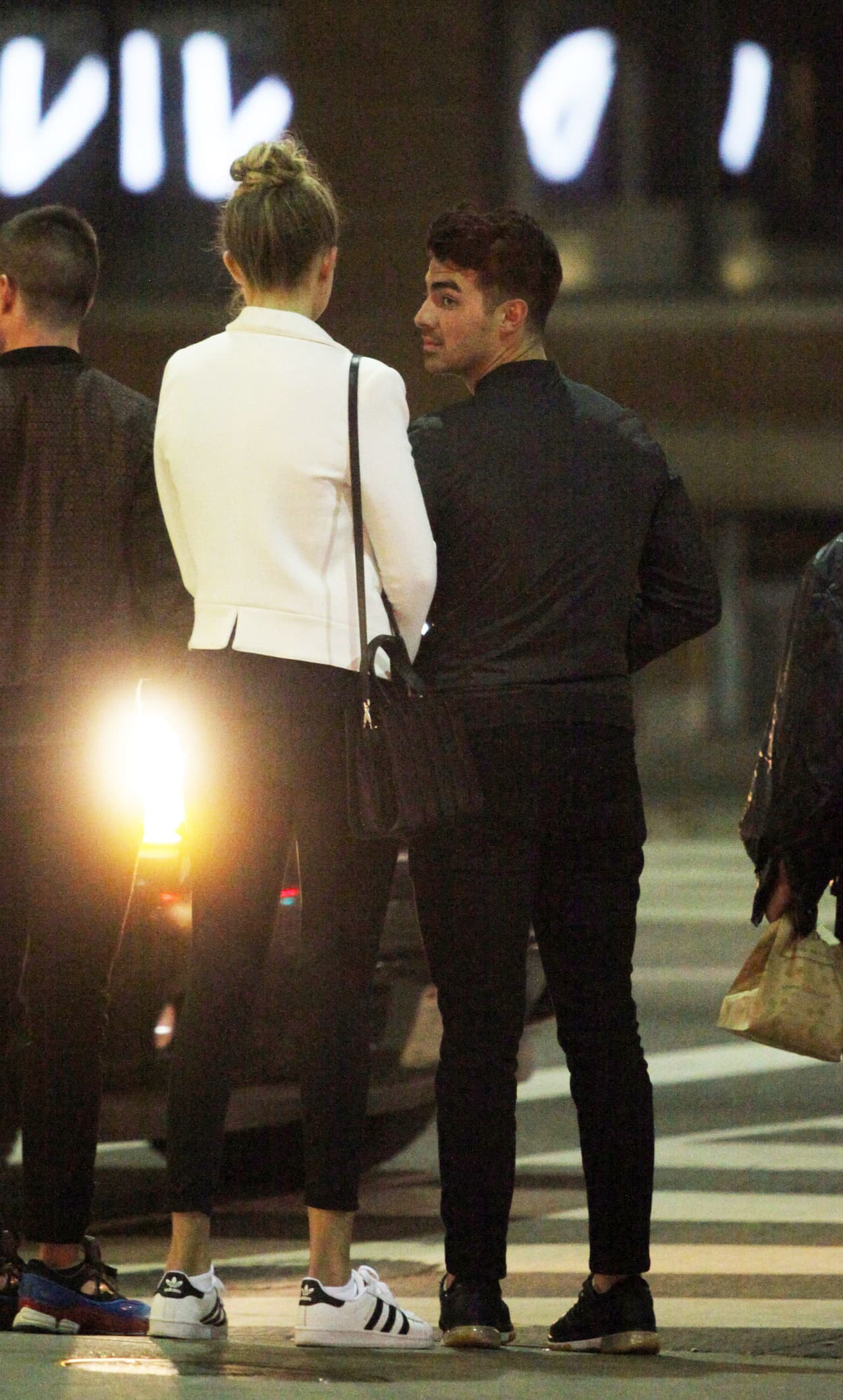 No le quita los ojos de encima