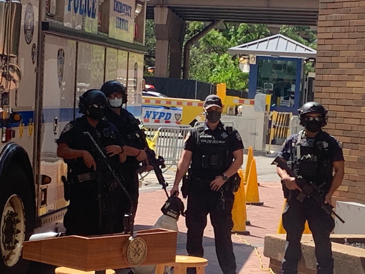 Este plan incluye caninos de detección de explosivos, equipos de armas pesadas, instrumentos de detección de explosivos, lectores de matrículas, sensores radiológicos y químicos, cámaras, magnetómetros, la brigada antibombas, agentes de paisano, y equipos de detección de drones.