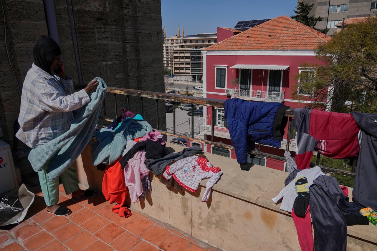 Tras los ataques israelíes en el sur y este del Líbano, migrantes fueron desplazados; tal es el caso de esta mujer que trata de sobrellevar la tragedia, al limpiar la ropa de sus familiares y conocidos.